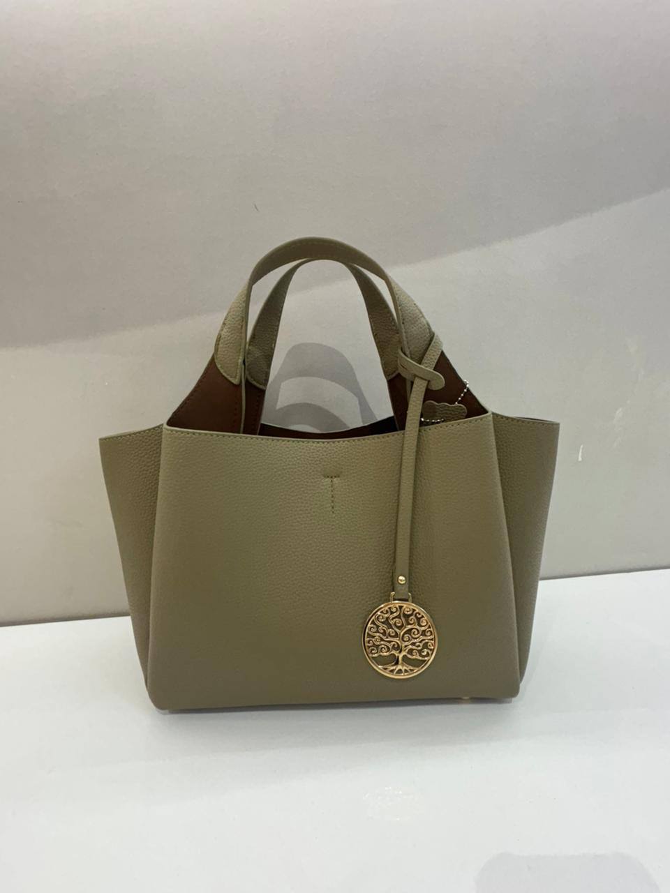 Marlbery
120 dhs✅
size30c m

Zain161
♥️♥️♥️