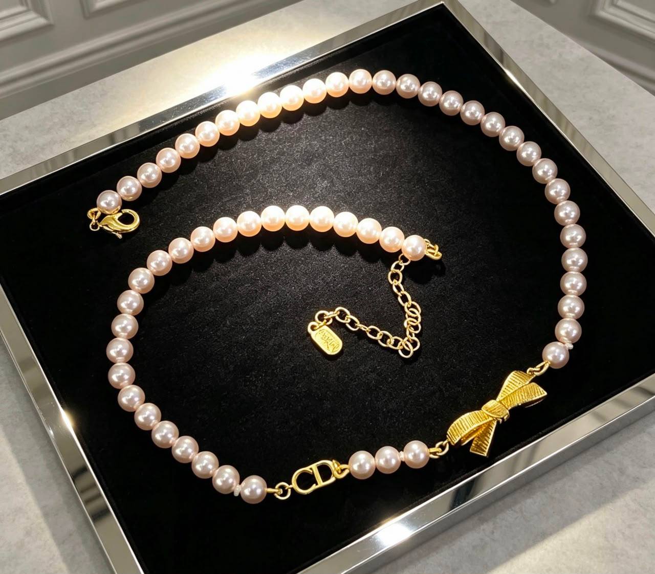 Dior SET 
Necklace 😍
Bracelet 🦋
Earring ✨
Master quality 💯
With normal boxes 🗃️ 
150 dhs🇦🇪🇦🇪

With master box 📦 
180 dhs🇦🇪🇦🇪

Zain216
♥️♥️♥️