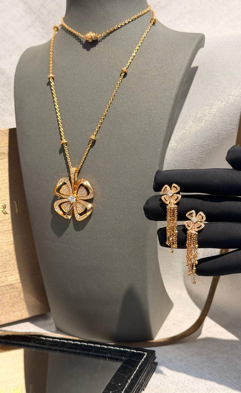 BVLGARI 💫
* Bvlgari FIOREVER Set⬆️
* ⁠↗️ *Super Master Quality* ®️
* Necklace & Earings Gold plated with Swarovski Stones
For Price 👇 WTSP Text Zain 0568585901

Zain106
♥️♥️♥️