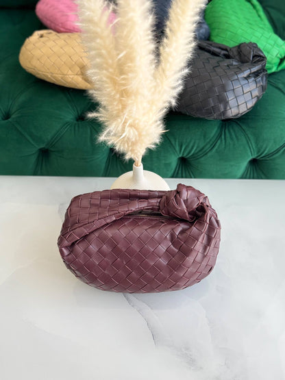 BOTTEGA
Size- 23Cm
Available original box 📦 
With full packing 🎀🎀
Super high quality 💥💥

For Price 👇 WhatsApp✅
0568585901 
0507557372
0552275751 Owner Zain 👌

Zain283
♥️♥️♥️