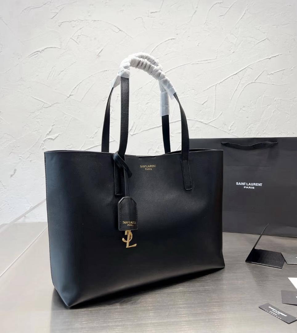 YSL
100 dhs🪙🌺

Good quality with zipper

Zain35
♥️♥️♥️