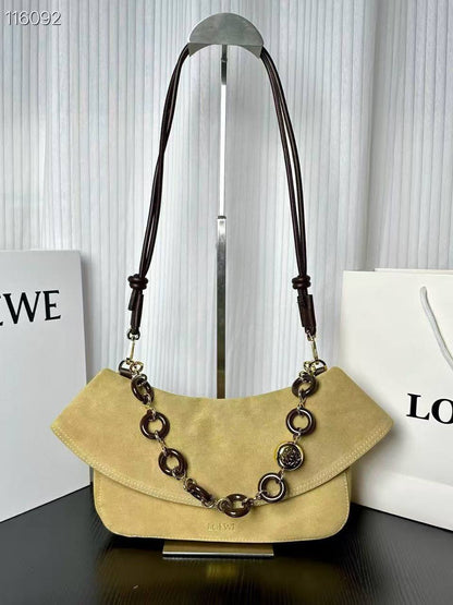 Loewe 
Master
290 dhs✅

Zain153
♥️♥️♥️