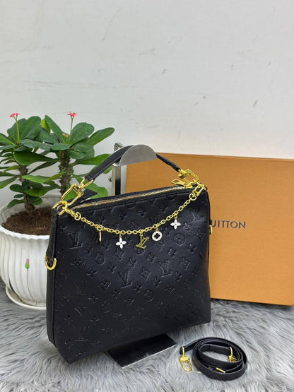 LV
SIZE………. 28CM
95 dhs✅

with BOX
🎁🎁🎁

Zain51
♥️♥️♥️