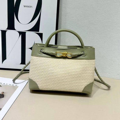 BOTTEGA VENETA 
NEW CAME GOOD QUALITY 

WITH BOX  
🎁🎁🎁

115 dhs🪙🖤
SIZE: 25cm

Zain39
♥️♥️♥️