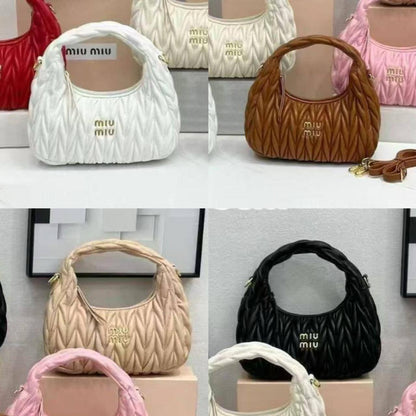 Miu Miu

25*18*7 cm

95 dhs🗽

With box
🎁🎁🎁

Zain17