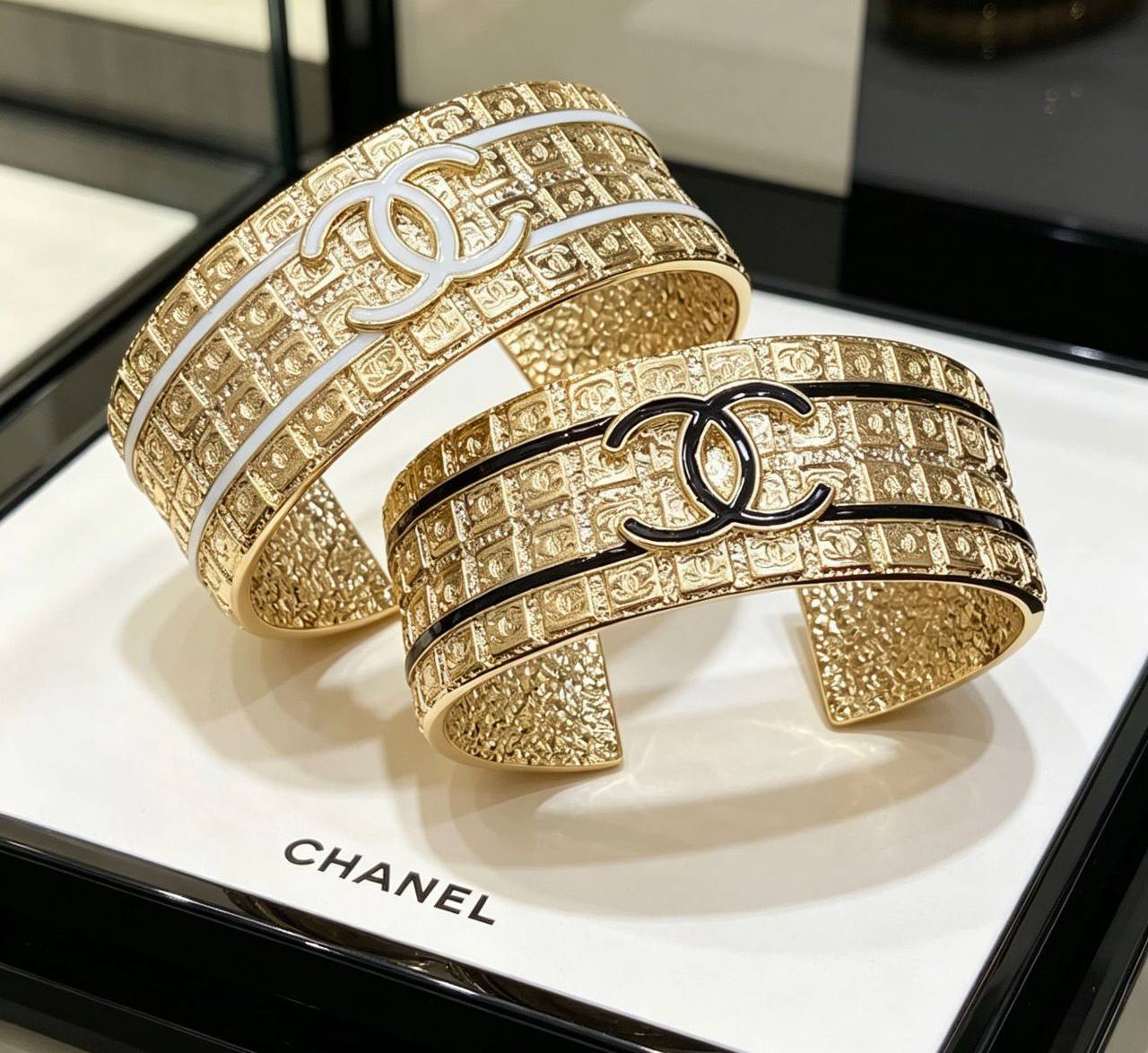 CHANEL❤️‍🔥*
Bangle 🦋
Master quality 💯
With normal boxes 🗃️ 
80 dhs✅
With master box 📦 
100 dhs✅

Zain216
♥️♥️♥️