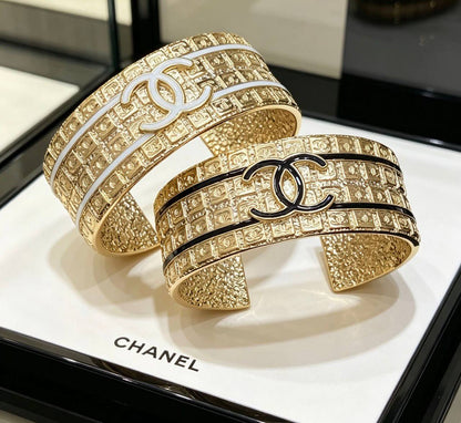 CHANEL❤️‍🔥*
Bangle 🦋
Master quality 💯
With normal boxes 🗃️ 
80 dhs✅
With master box 📦 
100 dhs✅

Zain216
♥️♥️♥️