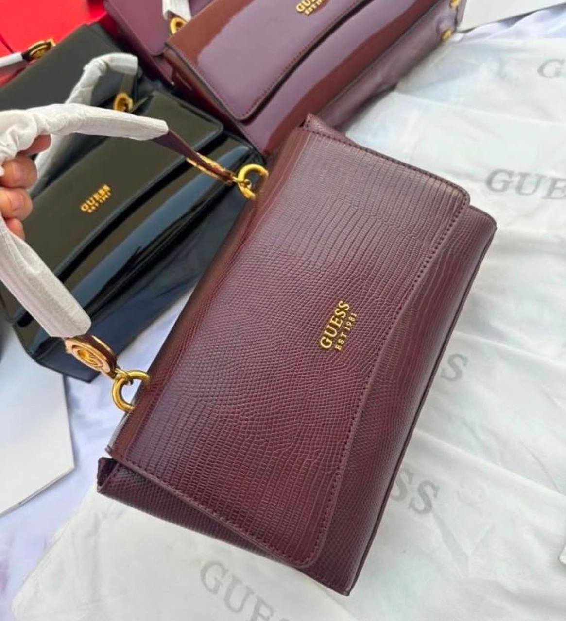Guess
105 dhs💛
good-quality with box

Zain35
♥️♥️♥️