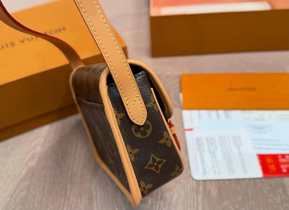 LV

NEW CAME HIGH QUALITY UNISEX WITH DOUBLE BOX 

120 dhs🇦🇪🇦🇪

Zain17
♥️♥️♥️