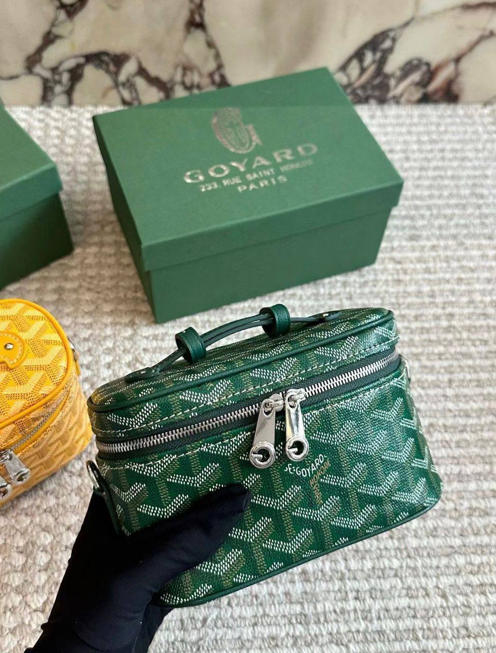 Goyard
95 dhs🪙🌨️
SIZE：18×10×12cm
Good quality 

with box
🎁🎁🎁

Zain35
♥️♥️♥️