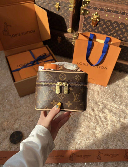 LV
big  110 dhs🇦🇪
size 35×9×19cm
medium 100 dhs🇦🇪
size 22×8.5×14cm
small  95 dhs🇦🇪
size 17×8.5×9.5cm
with box🎁🎁🎁
New Stock💓💓💓

Zain213
♥️♥️♥️