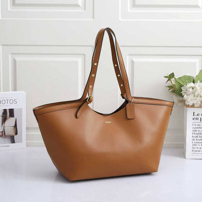 COACH Gramercy tote bag
crafted leather Material
Adjustable shoulder straps
metallic grommet detailing
Size : 34 cm
Without BOX

100 dhs🇦🇪🇦🇪

Zain239
♥️♥️♥️