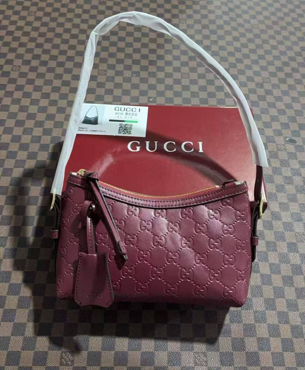Gucci
withbox 
🎁🎁🎁

100 dhs✅

Zain143
♥️♥️♥️