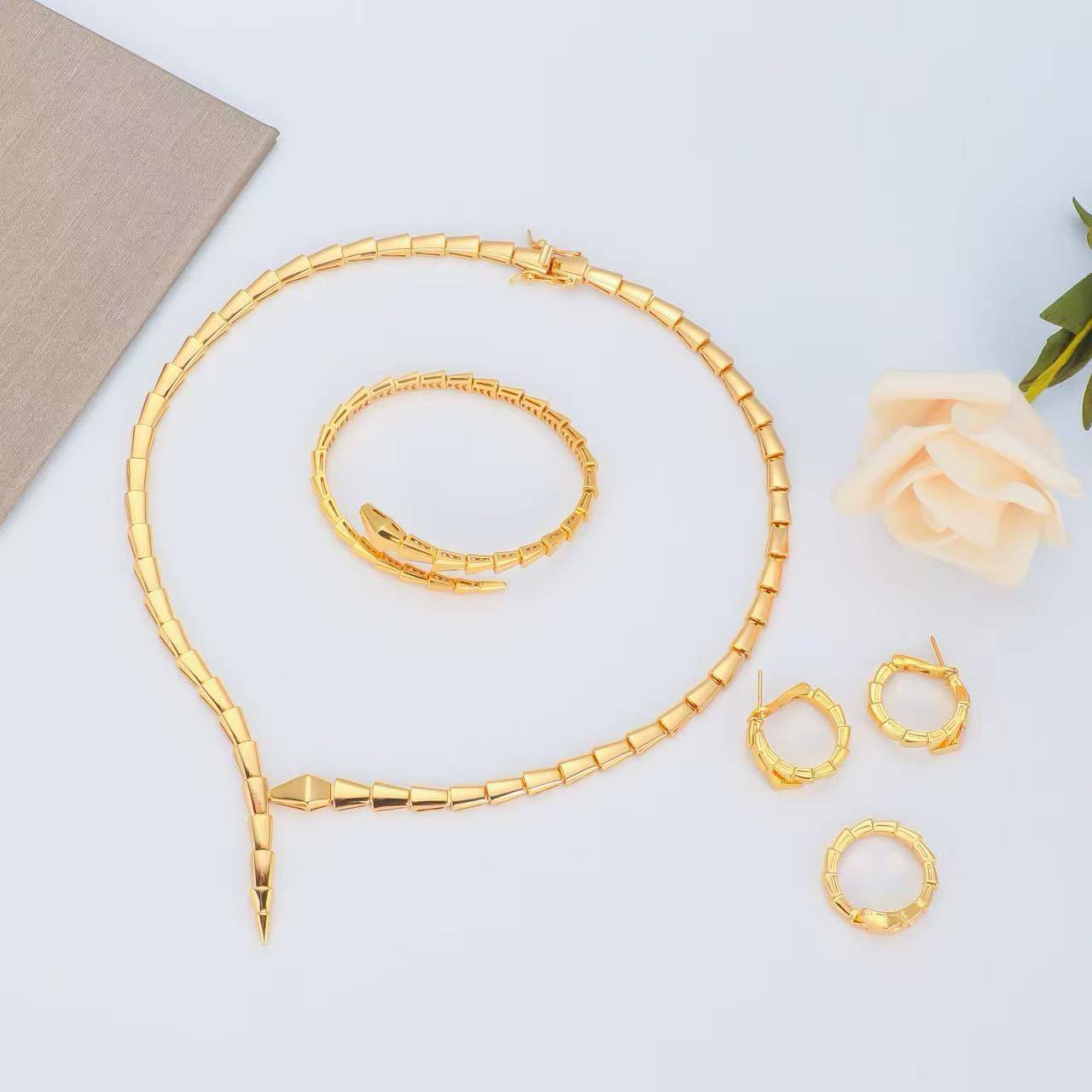 BVLGARI SET❤️‍🔥*
Necklace ✨
Earring 🐦‍🔥
Bangle 💥
Ring 💍 available size 👇
6,7,8,9
Master quality 💯
With normal boxes 🗃️ 
320 dhs✅
With master box 📦 
370 dhs✅

Zain216
♥️♥️♥️