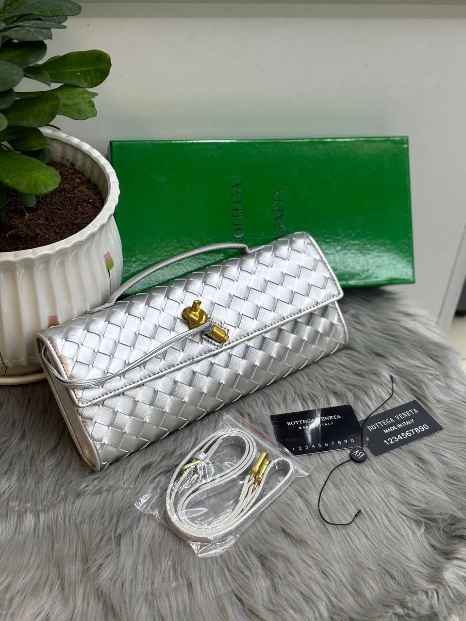 BOTTEGA
SIZE  ……… 31CM 🥰
95 dhs🇦🇪
With BOX🌷

Zain44
♥️♥️♥️