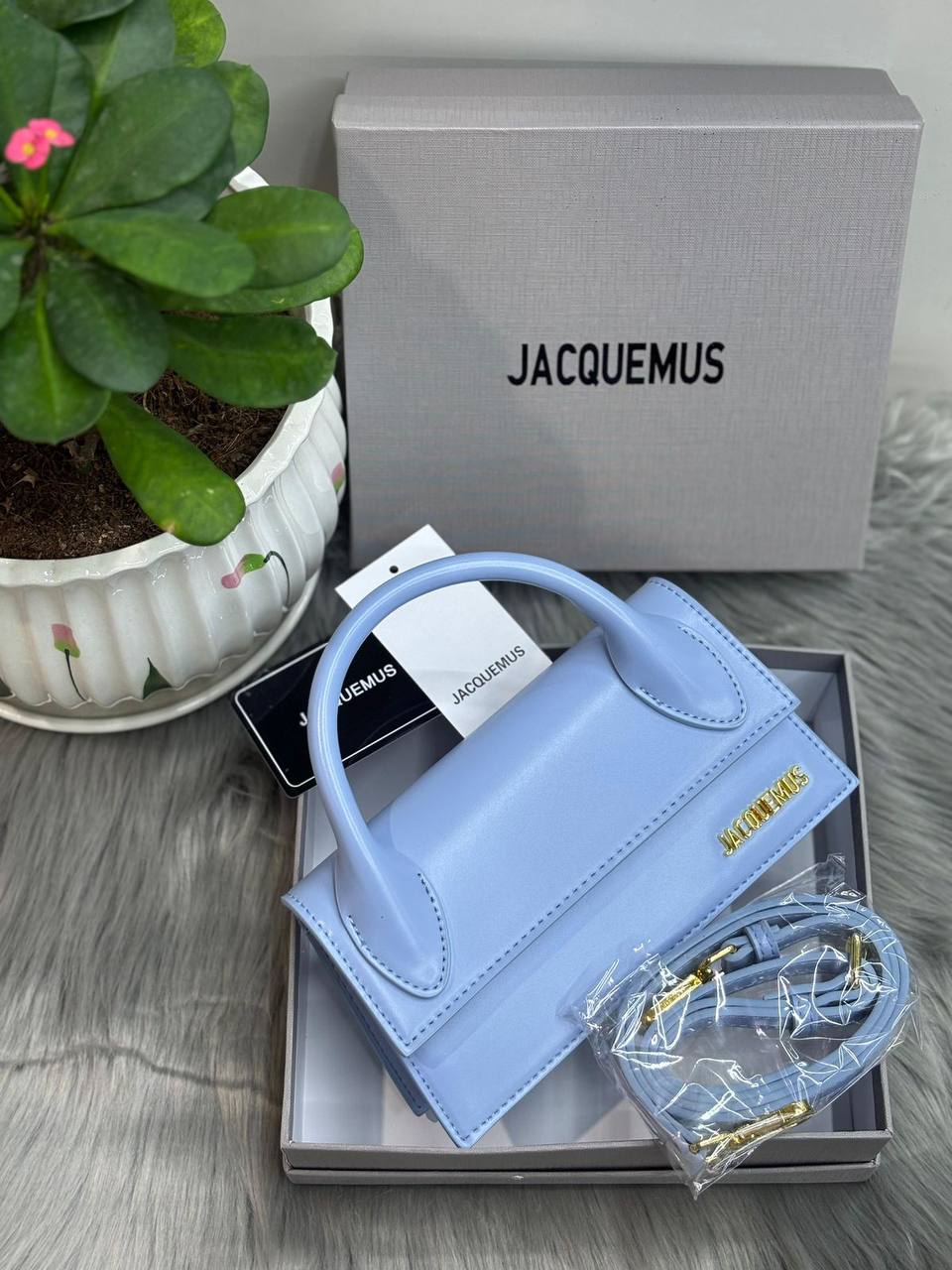 JACQUEMUS
SIZE  ………21  CM 🥰
95 dhs✅

with box 🌷
🎁🎁🎁

Zain51
♥️♥️♥️