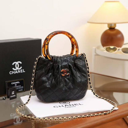 Chanel
Best quality

With box
🎁🎁🎁

100 dhs✅
size 24cm

Zain158
♥️♥️♥️