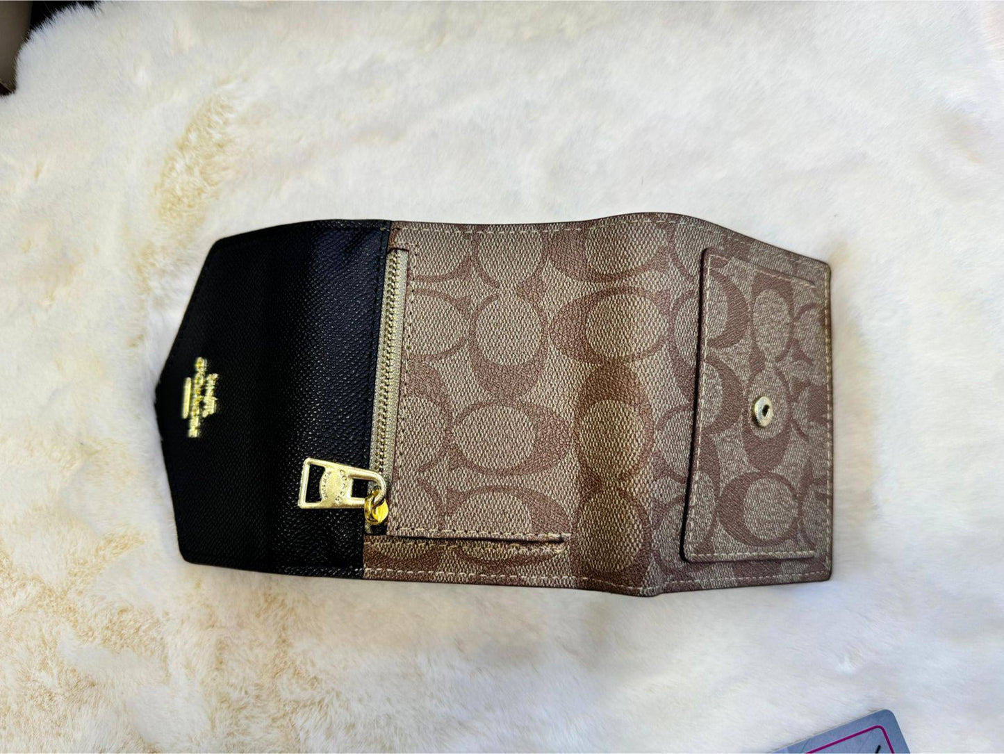 Coach wallet 

With box 
🎁🎁🎁

40 dhs❣️

Zain56
♥️♥️♥️