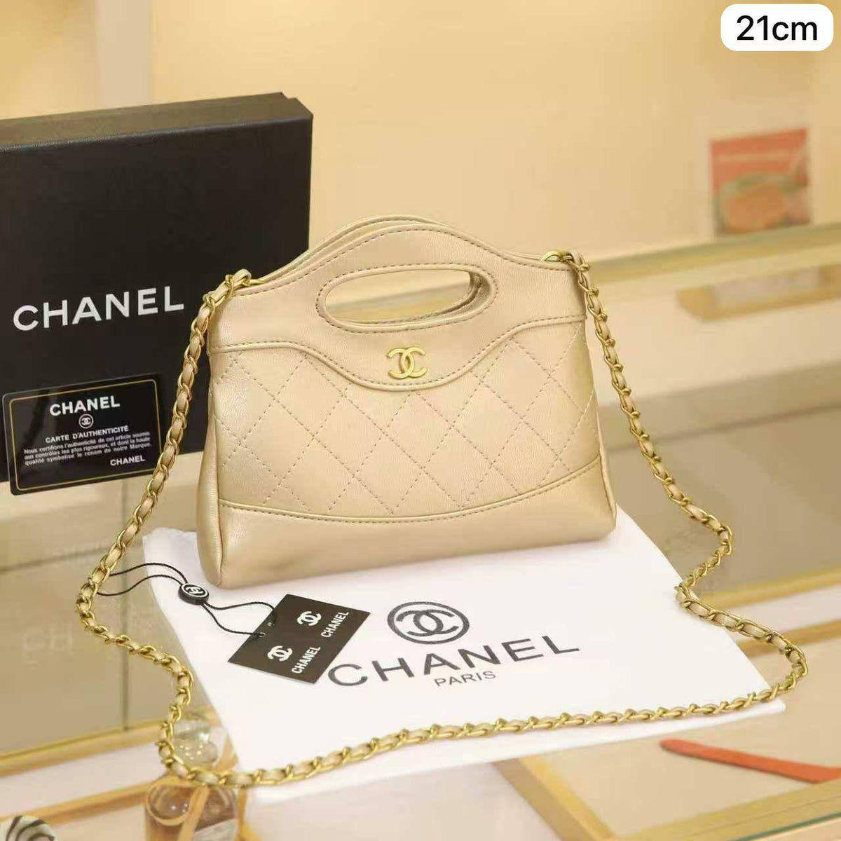 Chanel Nano
1⃣️ First quality +🎁

Size: 21 ~ 18 * 4 cm
85 dhs🇦🇪🇦🇪

with box🎁

Zain115
♥️♥️♥️