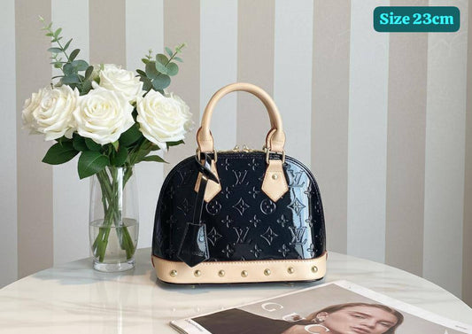 LV
Good quality 
with box 
🎁🎁🎁

105 dhs🪙💚

Zain186