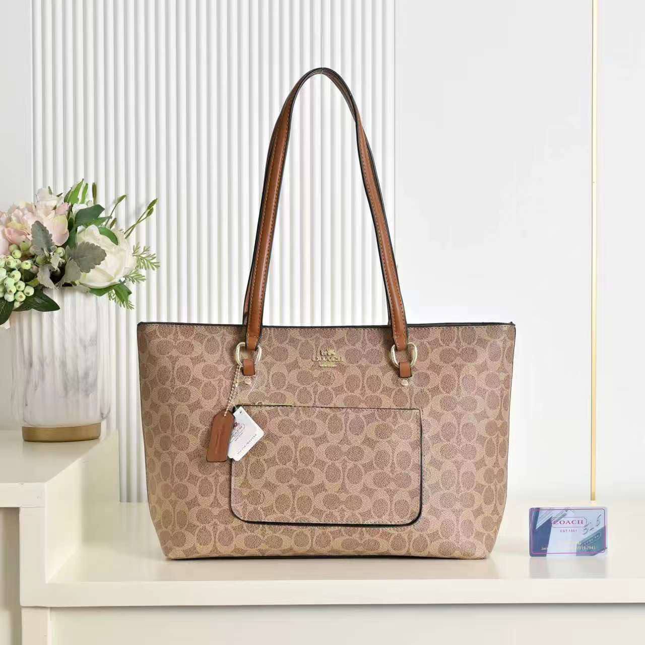 Coach 
85 dhs✅
size 43×10×26cm

Zain42
♥️♥️♥️