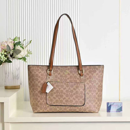 Coach 
85 dhs✅
size 43×10×26cm

Zain42
♥️♥️♥️