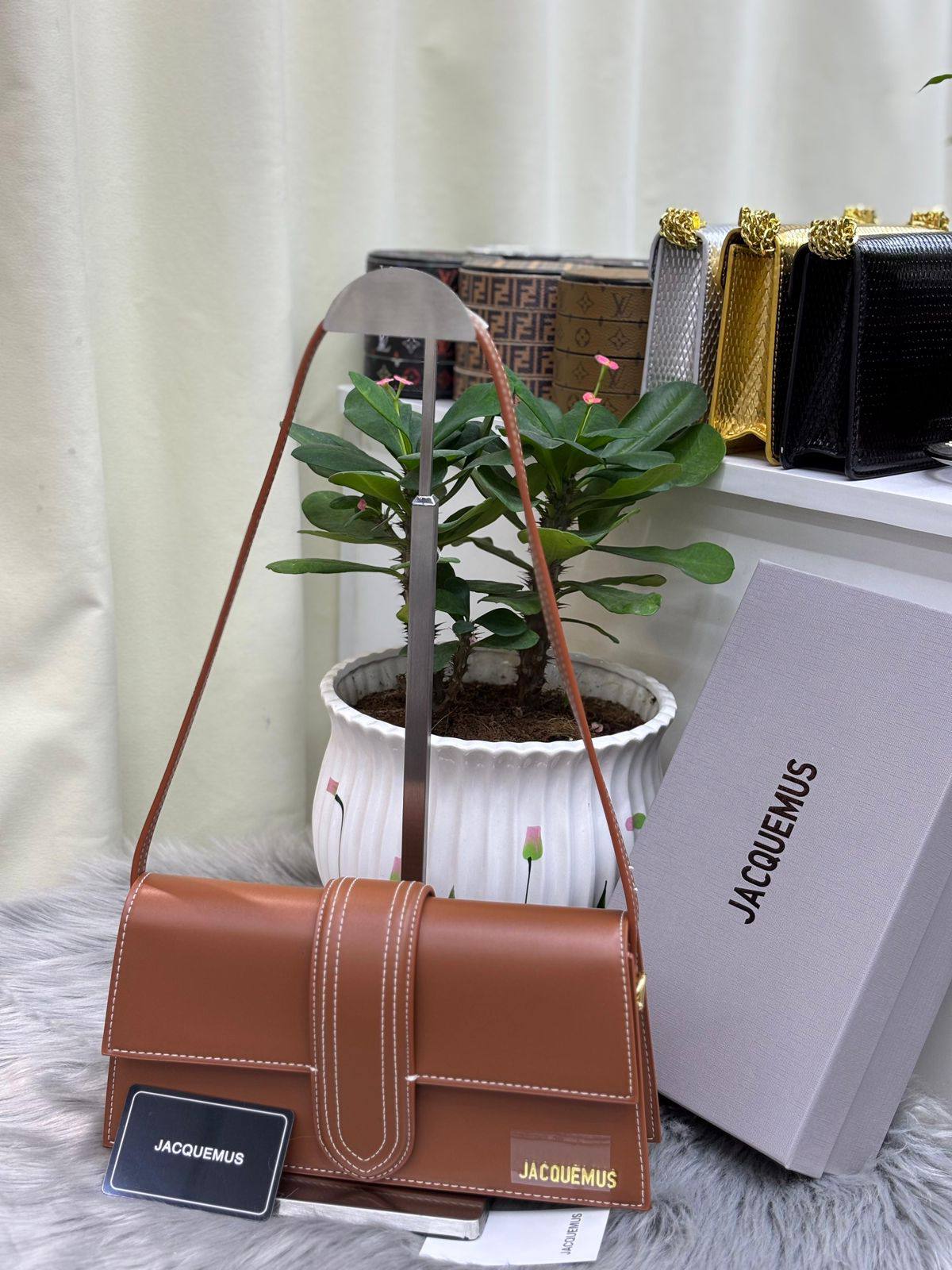 JACQUEMUS
SIZE  ………28CM 🥰
100 dhs❣️

with BOX🌷
🎁🎁🎁

Zain244
♥️♥️♥️