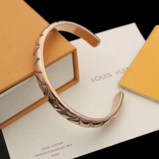 Lv MEN BRACELET
MASTER💫✨⭐
55 dhs🌺 
WITH BOX AND PAPER BAG🛍️🎁

Zain89
♥️♥️♥️