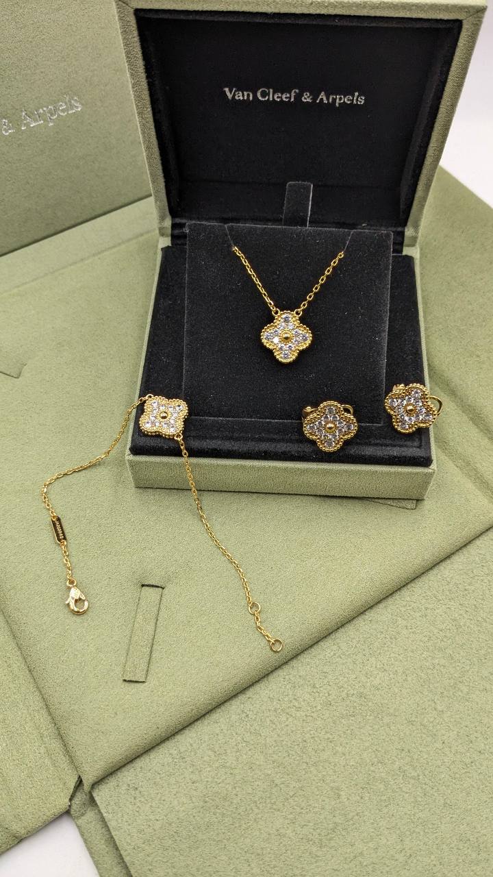 VCA
*Master Quality* 
*Necklace, Earrings & Bracelet*
170 dhs✅ with Normal Box 🎁 
180 dhs✅ with Good Box 🎁
230 dhs✅ with Master Box 🎁

Zain210
♥️♥️♥️