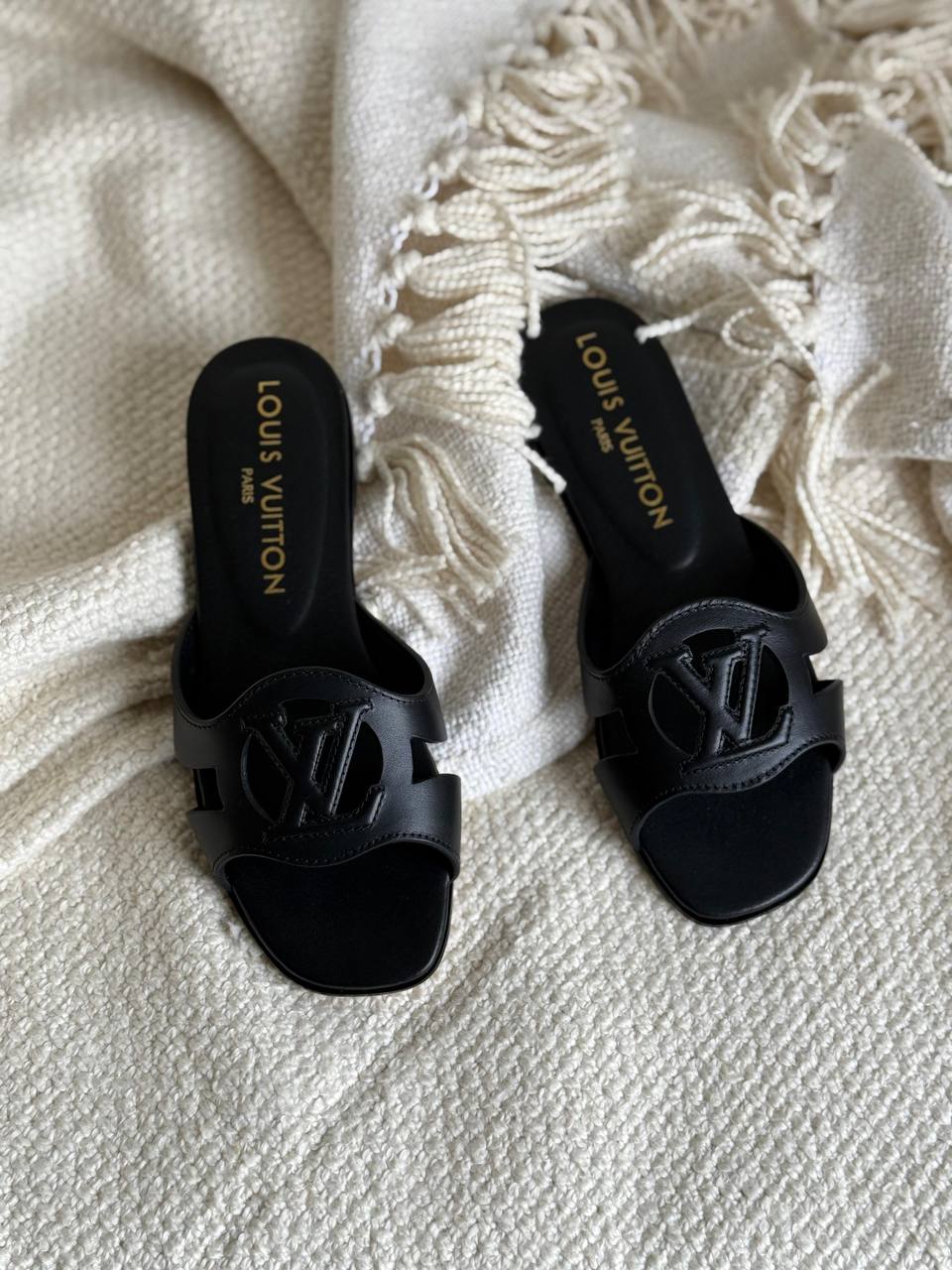 LV
AAA Quality
Size 36 to 41
450 dhs✅

Zain288
♥️♥️♥️