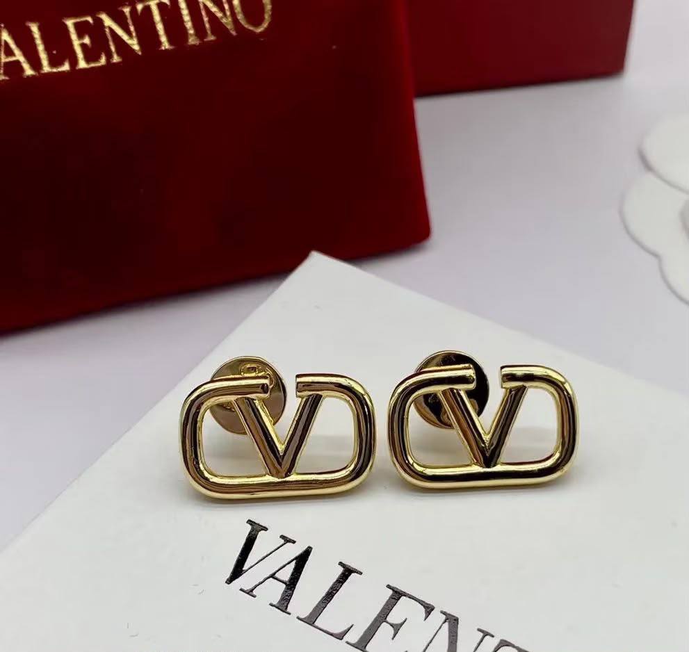 VALENTINO
Necklace & Bracelet 
*MASTER*🍁
With normal box 🎁
120 dhs🇦🇪🇦🇪

With master box🎁
140 dhs🇦🇪🇦🇪

Zain263
♥️♥️♥️