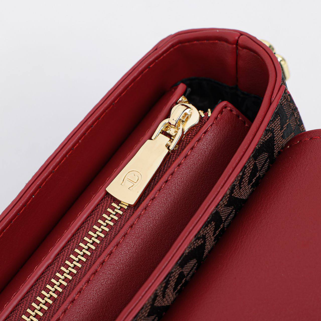 Aigner

95 dhs❣️

with box
🎁🎁🎁

Zain07
♥️♥️♥️