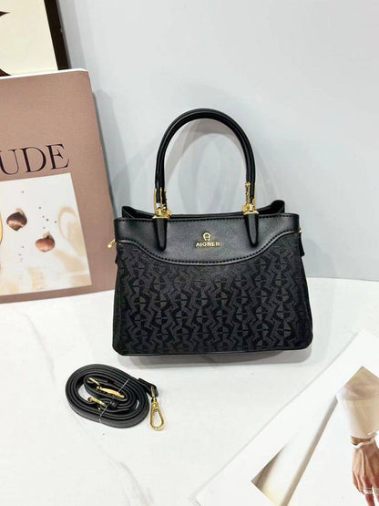 Aigner
95 dhs🪙
size：21×10×14cm
Good quality 

with box
🎁🎁🎁

Zain39
♥️♥️♥️