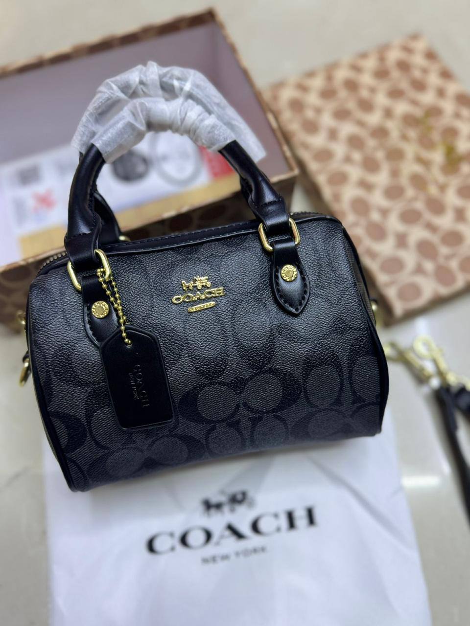 🎉 Offer 🎊  Coach Rowan
High quality +🎁
Size : 19 * 13 cm
60 dhs🪙🌨️

with box 🎁

Zain115
♥️♥️♥️