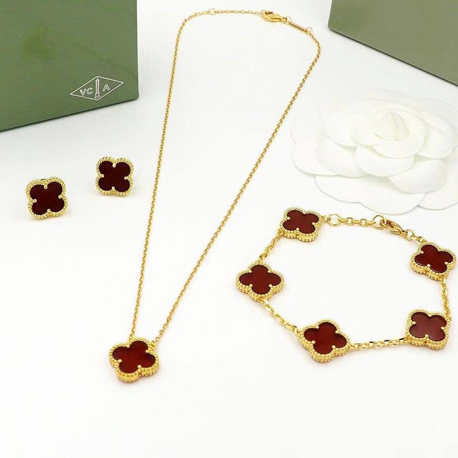 VCA SET 
NECKLACE 
BRACELET 
EARRINGS
150 DHS✅
 WITH BOX AND PAPER BAG🛍️🎁
SEPARATE

Zain89
♥️♥️♥️