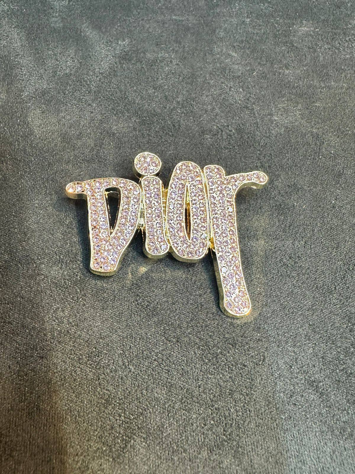 New arrival branded brooches 
30 dhs✅✅
35 dhs✅✅ with box 

Zain243
♥️♥️♥️