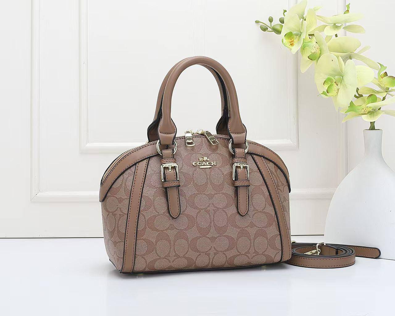 Coach
 Good Quality 

With Box 
🎁🎁🎁

95 dhs🪙🌨️

Zain250
♥️♥️♥️
