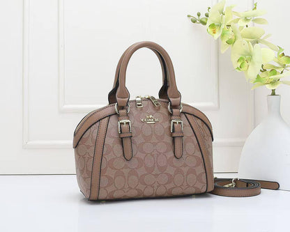 Coach
 Good Quality 

With Box 
🎁🎁🎁

95 dhs🪙🌨️

Zain250
♥️♥️♥️