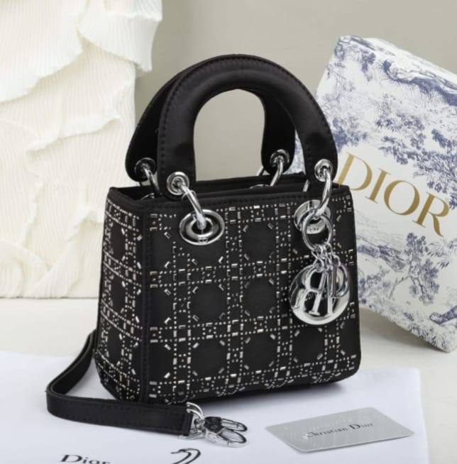 Dior
120 dhs✅
with box
size 17cm

Zain26
♥️♥️♥️