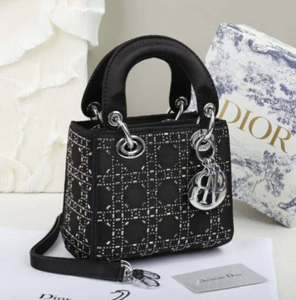 Dior
120 dhs✅
with box
size 17cm

Zain26
♥️♥️♥️