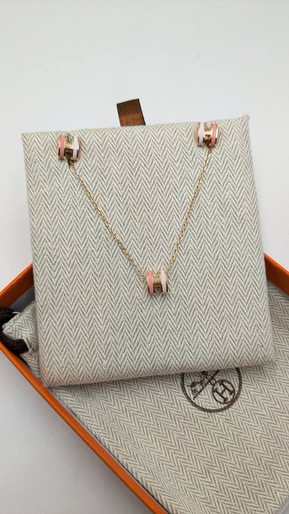 Hermes
*Master Quality* 
*Necklace & Earrings*
130 dhs🇦🇪🇦🇪 with Normal Box 🎁
170 dhs🇦🇪🇦🇪 with Good Box 🎁
190 dhs🇦🇪🇦🇪 with Master Box 🎁

Zain210
♥️♥️♥️
