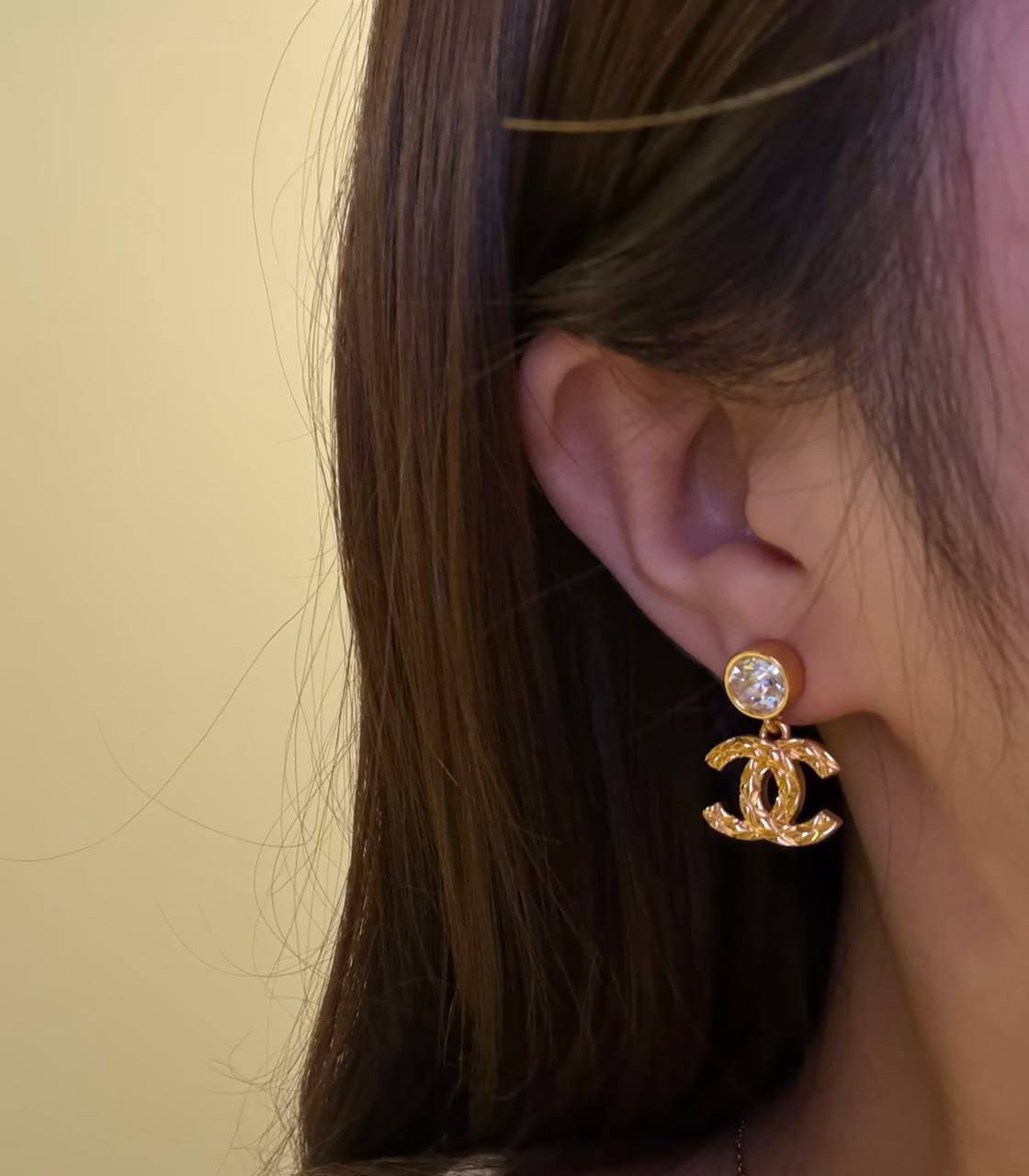 CHANEL
Earring✨
Master quality 💯
With normal boxes 🗃️ 
45 dhs✅

With master box 📦 
60 dhs✅

Zain216
♥️♥️♥️