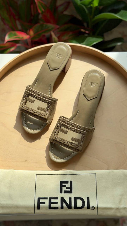 FENDI

Available🤩

Master quality 

Size: 36 to 41
430 dhs🇦🇪🇦🇪

Zain318
♥️♥️♥️