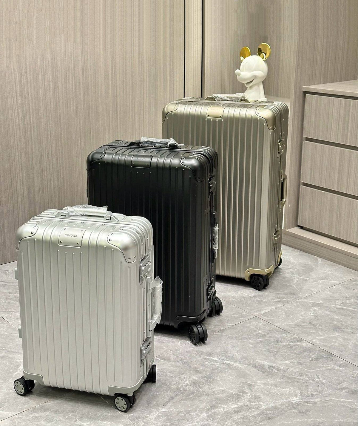 Rimowa
Super Master quality 

Small 790 dhs

Medium 890 dhs

Large 990 dhs 

Zain250
♥️♥️♥️