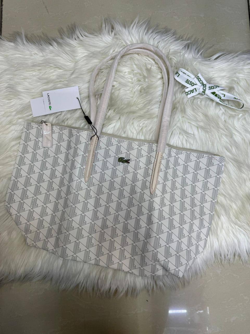 💖  LACOSTE 🐊 new Tote
1⃣️ First Quality 
Size: 45 * 27 cm
55 dhs✅

Zain115
♥️♥️♥️