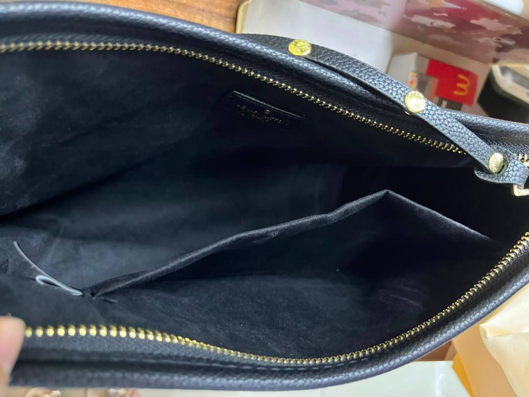 LV
110 dhs💛
with box
size 32×9×22cm

Zain42
♥️♥️♥️