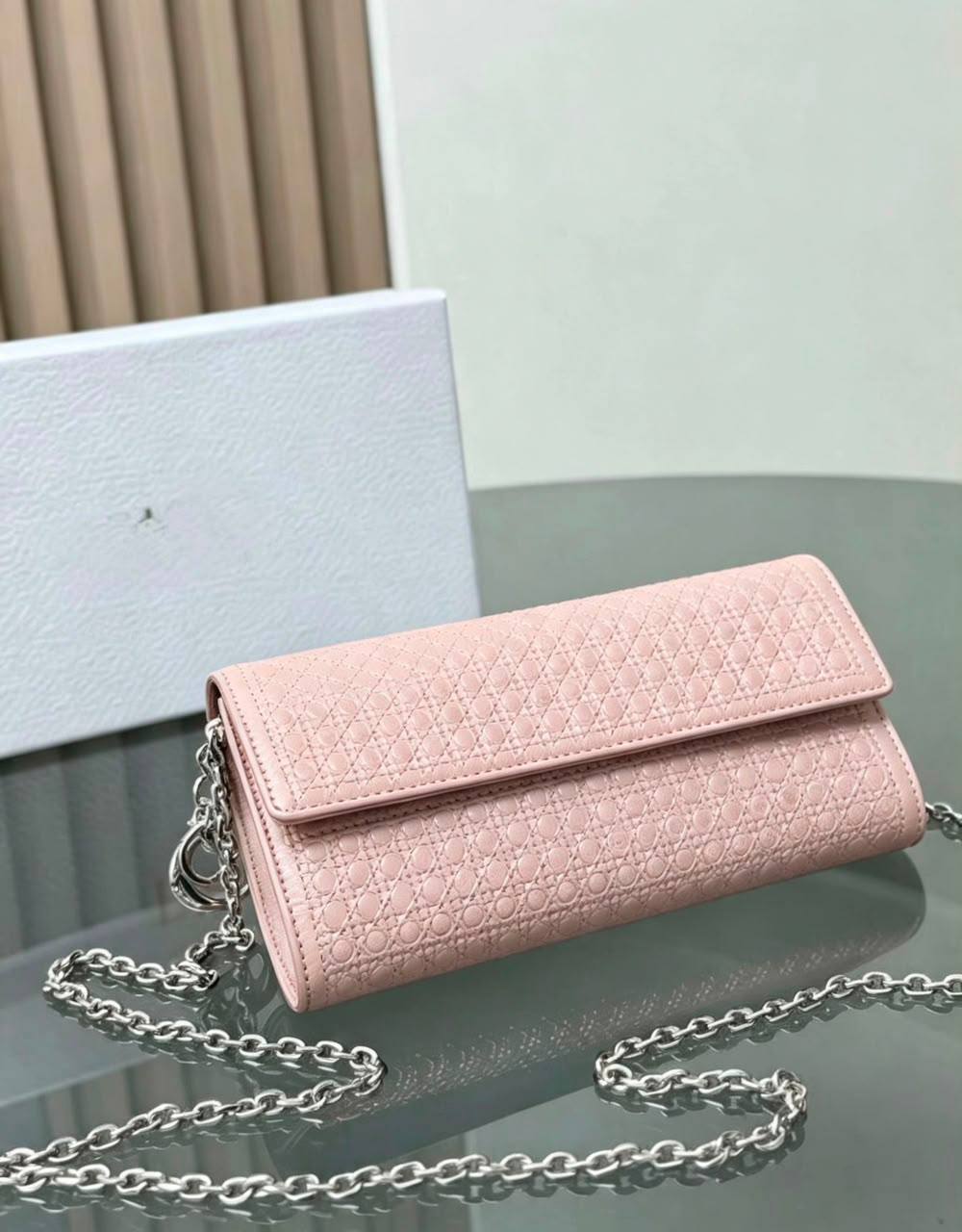 Dior 
100 dhs🇦🇪🇦🇪
with box
size 21cm

Zain42
♥️♥️♥️