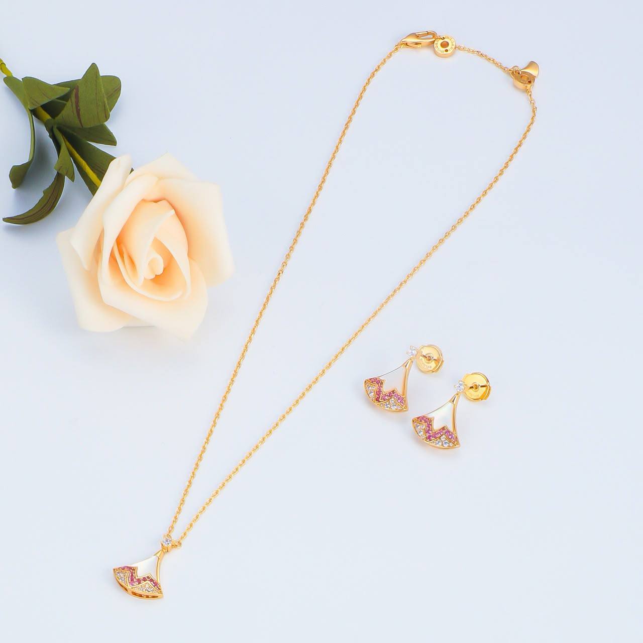 Bvlgari Set* 🪎
Necklace 
Earrings 
*Master Quality* 💎

*120* AED normal box 📦

Zain48
♥️♥️♥️