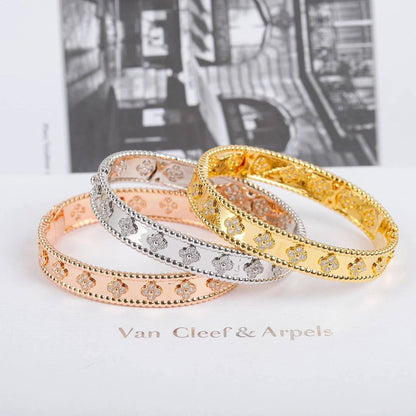 VCA ❤️‍🔥
Bangle 🦋
Master quality 💯
With normal boxes 🗃️ 
105 dhs🇦🇪🇦🇪

With master box 📦 
140 dhs🇦🇪🇦🇪

Zain216
♥️♥️♥️