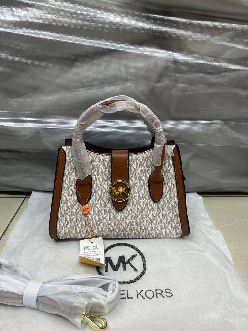 MK 
95 dhs🇦🇪🇦🇪
size 24×10×17cm

Zain213
♥️♥️♥️